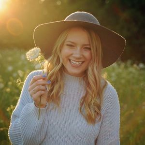 Meet your Posher, Alora